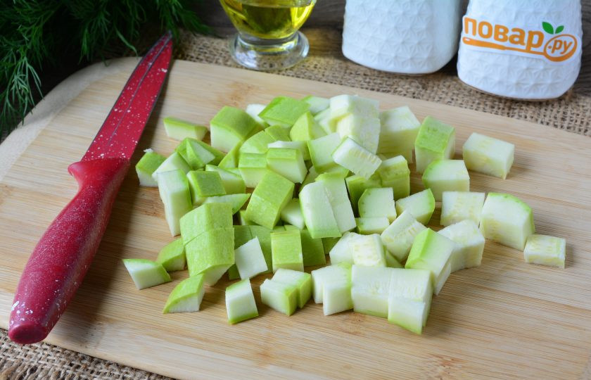 1. Этап. Макароны с фаршем и кабачками: Кабачки промойте и нарежьте средними кубиками.