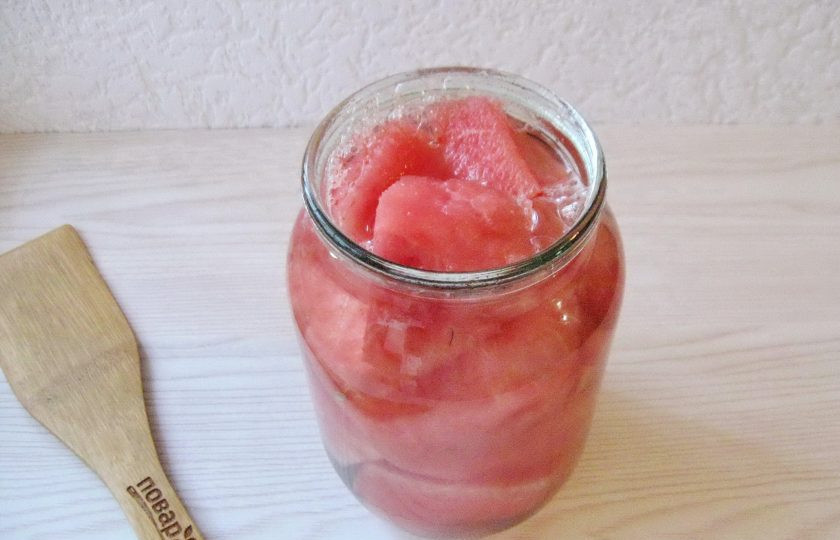 1. Этап. Соленый арбуз: Залейте арбуз кипятком, прикройте крышкой и дайте постоять 20 минут.