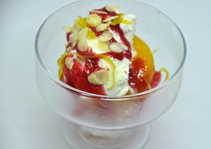 1. Этап. Персик Мельба: Выложите на персик шарик пломбира, полейте холодным малиновым соусом, посыпьте цукатами из лимонной цедры и лепестками миндаля. Восхитительный десерт готов к подаче, восторг от него гарантирован!