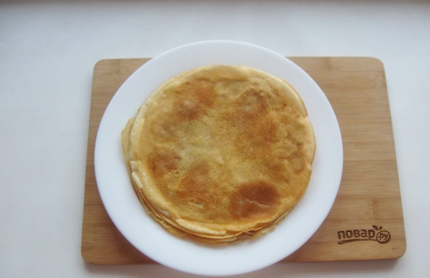 1. Этап. Блины без яиц на кипятке: Пеките блины на раскаленной сковороде с обеих сторон и складывайте на тарелку.