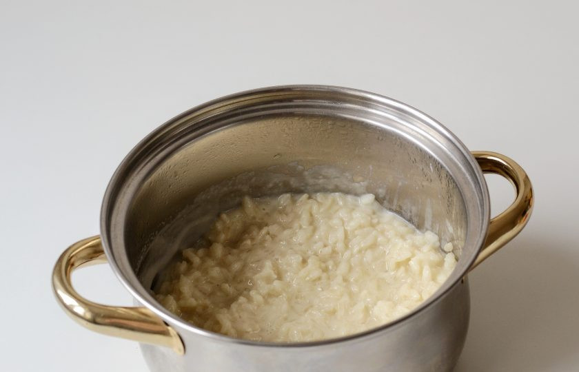 1. Этап. Сладкое ризотто: Добавьте сахар, влейте ещё порцию молока, варите до испарения. Повторите ещё два раза. В целом, приготовление ризотто займет около 20 минут.