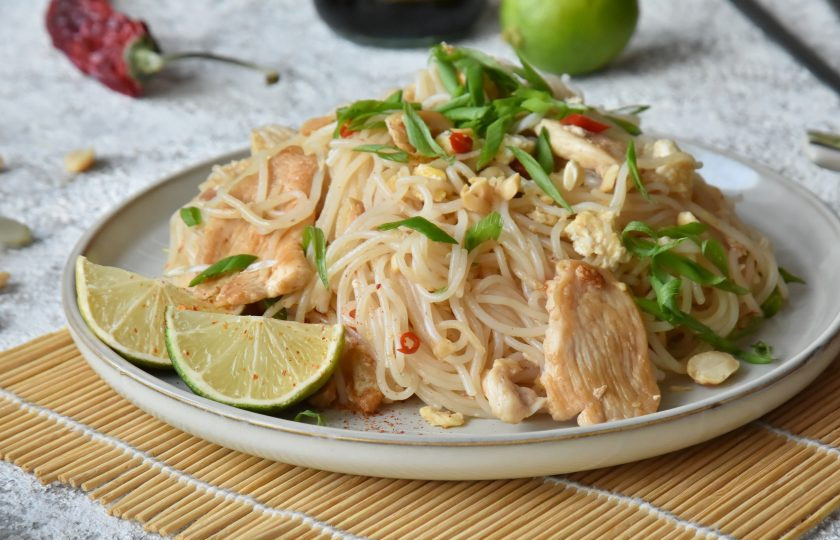 1. Этап. Рисовая жареная лапша Пад Тай: При подаче обязательно подайте к блюду кусочки лайма и хлопья чили перца. Возможно кто-то захочет добавить огонька. Приятного аппетита!