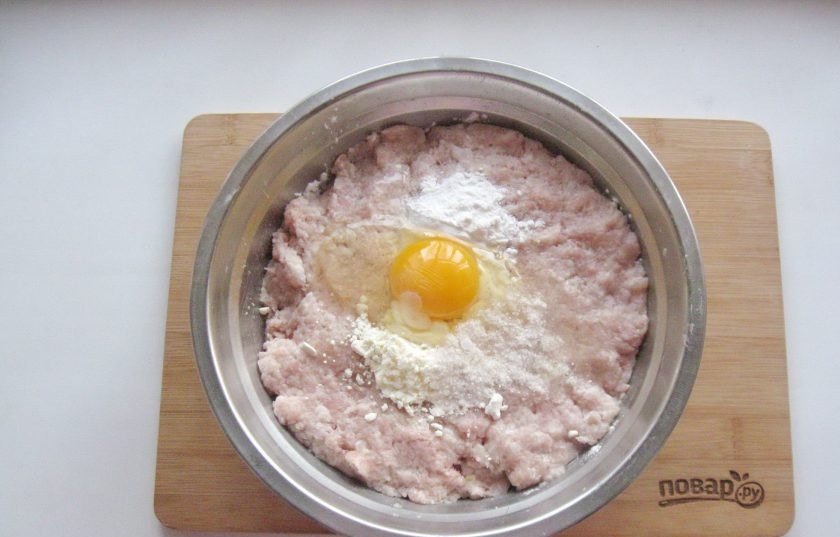 1. Этап. Домашняя колбаса в пакете: Добавьте яйцо.