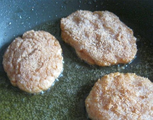 1. Этап. Котлеты из фарша без молока: Жарим в небольшом количестве масла с двух сторон по 5 минут (до золотистого цвета). Котлеты из свиного или говяжьего фарша жариться будут дольше.