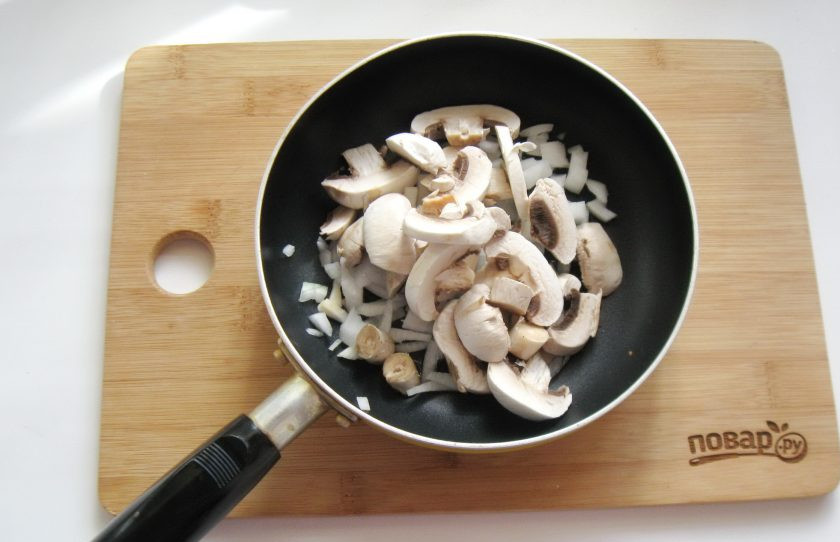 1. Этап. Жареные огурцы с грибами: Шампиньоны очистите, помойте и нарежьте. Добавьте к луку.