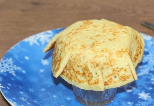 1. Этап. Блинные корзиночки с начинкой из тунца: 10. Подготовим блинчики. Разрезаем блин на 6-8 частей (только край), оставляем дно и немного выше.