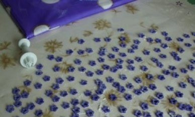 1. Этап. Торт Подарок: Вырезаем украшения: цветочки или просто маленькие кружочки.