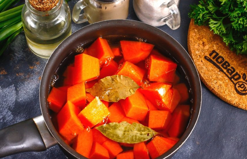 1. Этап. Диетический суп из тыквы: Влейте горячую воду, высыпьте лавровые листья и отварите тыкву примерно 15-20 минут до мягкости.