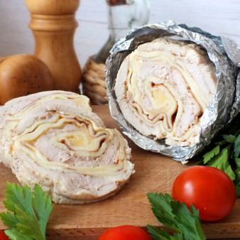Отварной куриный рулет