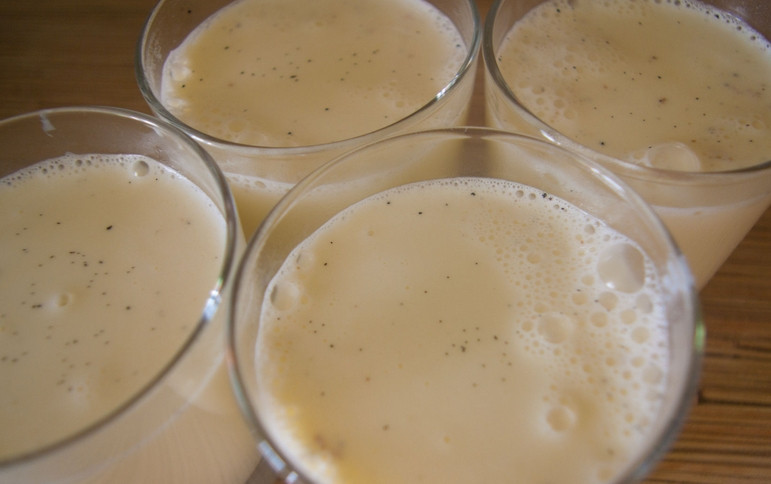 1. Этап. Панна котта: Разливаем панна котту по прозрачным стаканам.