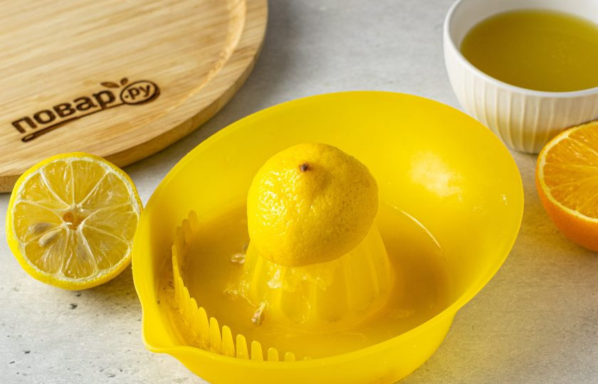 1. Этап. Алкогольный коктейль с апельсиновым соком: Выжмите из лимона и апельсина сок с помощью ручной соковыжималки. Для коктейля потребуется 100 мл. апельсинового сока и 30 мл. лимонного.