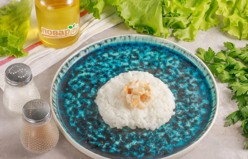 1. Этап. Онигири с креветками: Когда рис остынет до той температуры, которой рукам с ним комфортно работать, смочите руки в воде и разделите всю массу на три равные части. Сплющите одну часть в лепешку и выложите на ее середину треть приготовленной начинки.