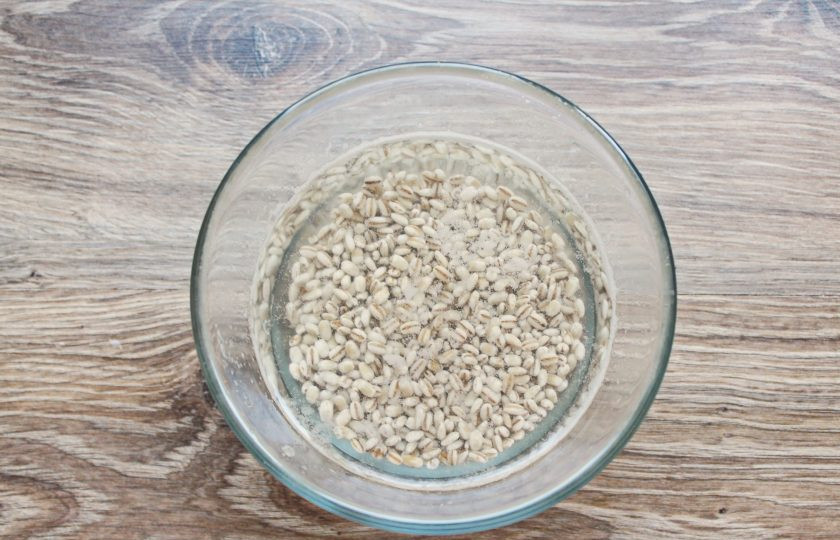 1. Этап. Перловка с лисичками: Перловку хорошенько промойте теплой водой. Залейте крупу водой в соотношении 1:3 и оставьте на 8 часов.