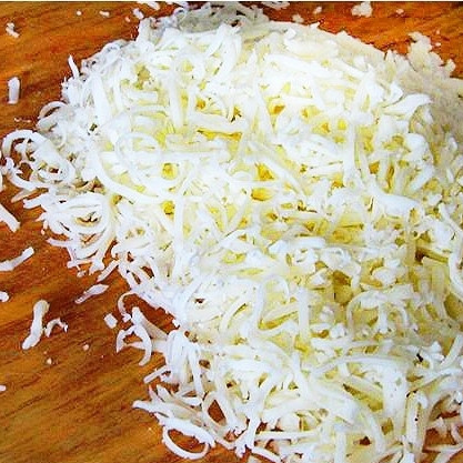 1. Этап. Пирожки с сёмгой: Сыр натираем на терке.