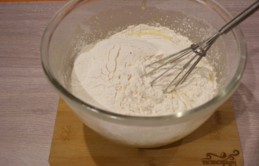 1. Этап. Вишневый пирог из замороженной вишни: Растопите сливочное масло. Влейте его в массу. Взбейте. Просейте муку и замесите тесто.