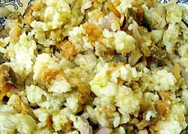 1. Этап. Кабачки, фаршированные рыбой: 2. Отвариваем рис и тем временем измельчаем в блендере фарш с зеленью. Вареный рис следует немного остудить до комнатной температуры и смешать с полученной массой.