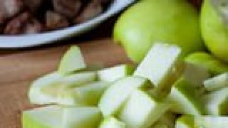 1. Этап. Шарлотка с грушами и яблоками: Яблоки порезать.