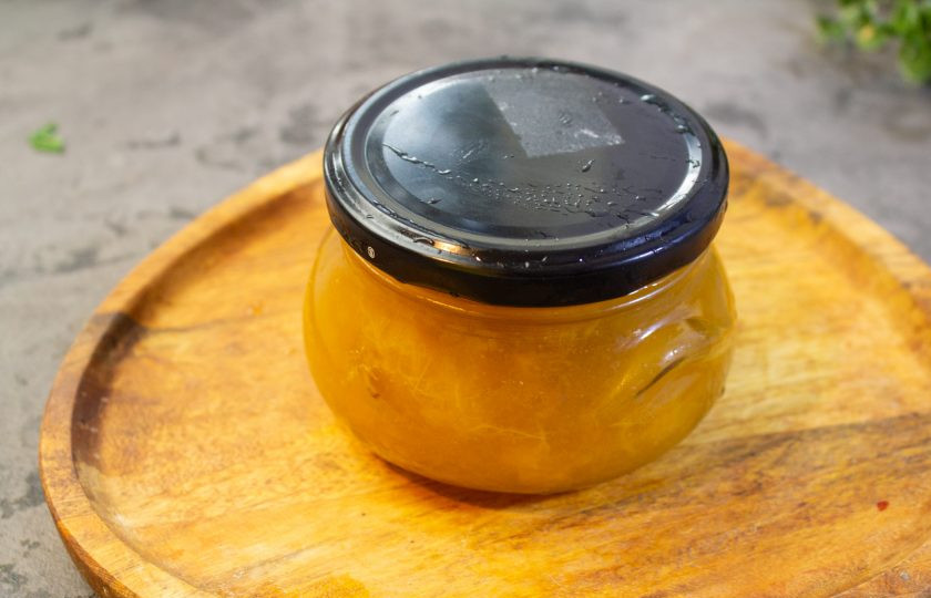 1. Этап. Варенье из белых слив: Готовое варенье разложите горячим по стерилизованным предварительно баночкам. Закатайте стерилизованными крышками и оставьте до остывания.