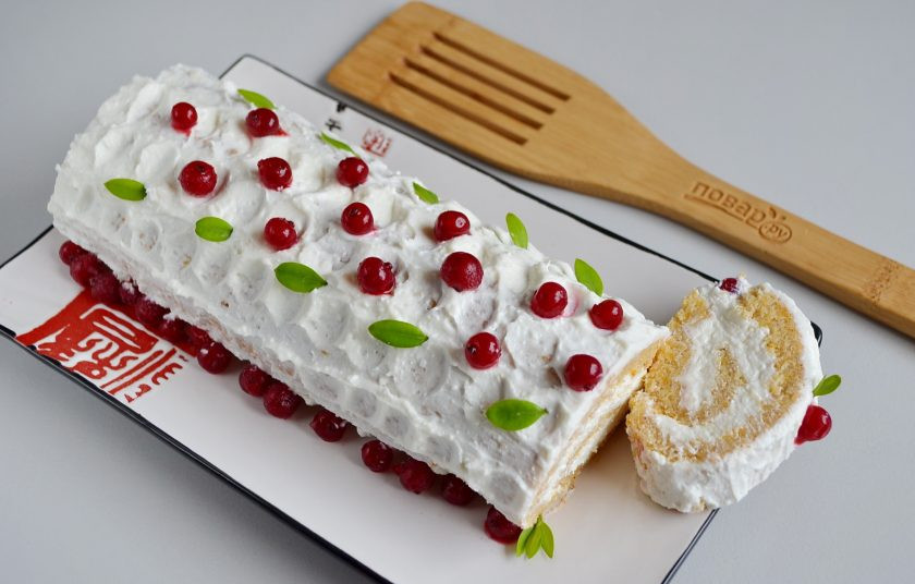 1. Этап. Тыквенный рулетик: Готовый рулет смажьте кремом сверху, сбоку. Оправьте в холодильник на часик. Украшайте рулет перед подачей, чтобы не потекли ягоды.