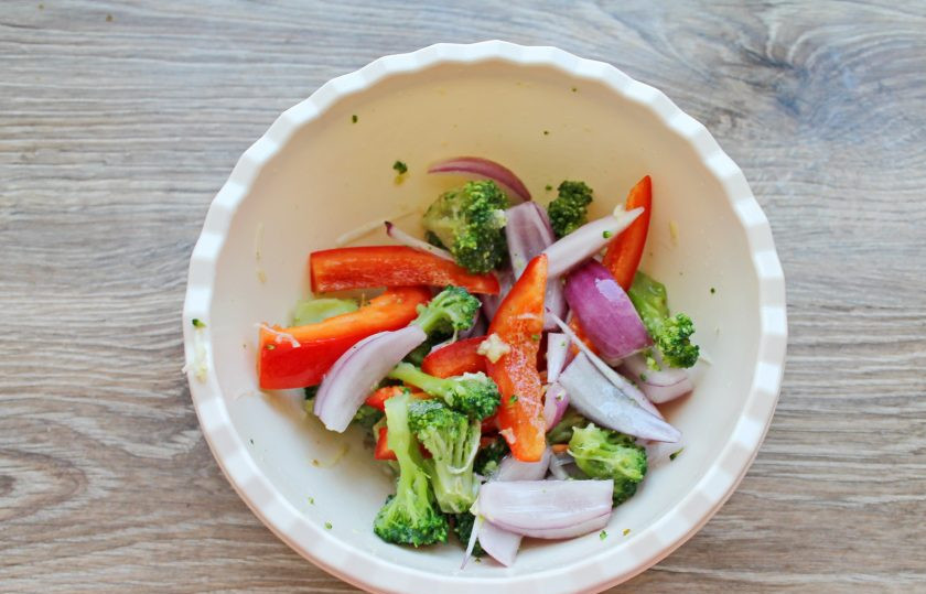 1. Этап. Радужная форель в духовке с овощами: Овощи посолите, поперчите и перемешайте.