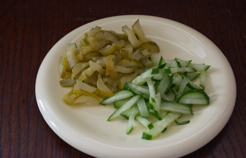 1. Этап. Салат с мясом и огурцом: Соленый и свежие огурцы нарезать мелкой соломкой.