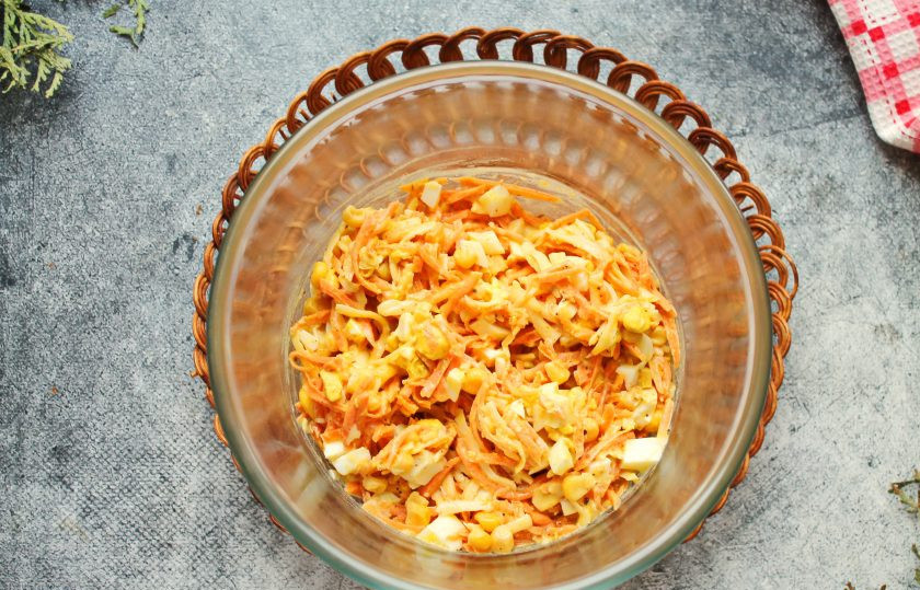 1. Этап. Салат с сыром, кукурузой и морковью: Заправьте салат майонезом, при неоходимости посолите, перемешайте и подавайте к столу. Салат с сыром, кукурузой и морковью готов.