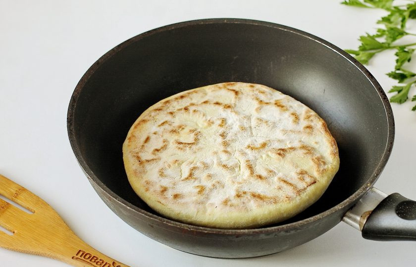 1. Этап. Лепешки с творогом на кефире: Обжаривайте лепешки поочередно на хорошо разогретой сухой сковороде. Обжаривать необходимо на небольшом огне под крышкой до подрумянивания.