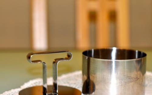 1. Этап. Слоеный салат с крабовыми палочками: 5. Если вы хотите подавать салат порционно, удобно использовать для этого специальную форму. Выложите на дно немного яйца и промажьте майонезом. Дальше лук и крабовые палочки, снова майонез и яйцо. После аккуратно уберите форму и можно подавать блюдо на стол.