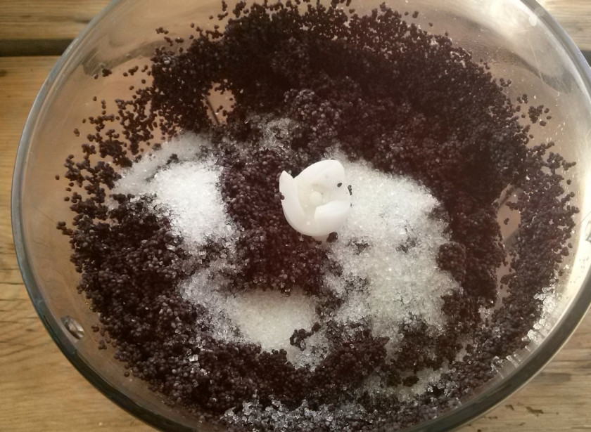 1. Этап. Рулет с маком: 6. Мак залейте кипятком на 15 минут. Затем слейте воду и прокрутите вместе с сахаром в блендере или через мясорубку.