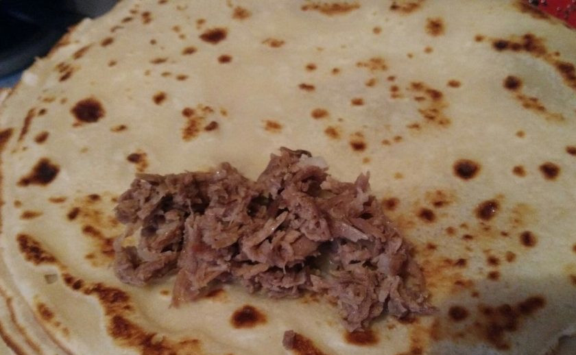 1. Этап. Блины на молоке с мясом: 6. Когда все блины готовы, начиняем их. На край блинчика выкладываем начинку, заворачиваем оба края и сворачиваем в 