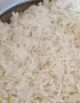 1. Этап. Карри из курицы с лавровым листом: Сначала готовим рис. Положить оставленный целиком зубчик чеснока в слегка подсоленную воду, добавить рис, довести до кипения и варить рис 25 - 30 минут до аль денте.