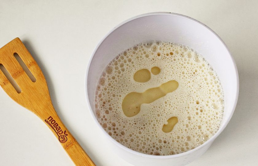 1. Этап. Блины Тающие во рту: В самом конце влейте растительное масло.