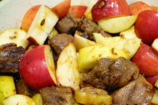 1. Этап. Утка, тушенная с черносливом и яблоком: Яблоки вымойте, обсушите. Нарежьте их на дольки и достаньте семечки, удалите сердцевину. Выложите яблоки к грудке и обжаривайте еще пару минут. Если плоды мелкие, то используйте три яблока.