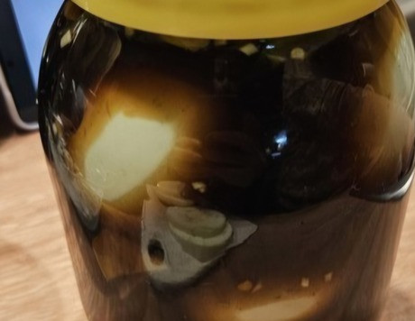 1. Этап. Маринованные куриные яйца по корейски: Отварить яйца, почистить, поместить в банку и залить маринадом. Убрать в холодильник на 1 час. Лучше на сутки, чем дольше тем лучше (до суток).