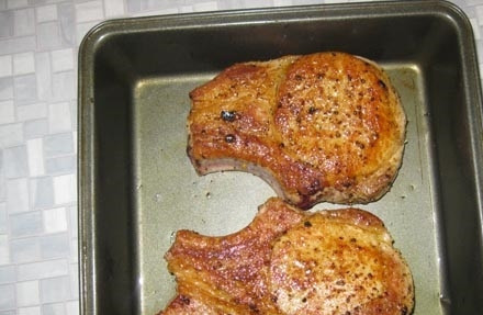 1. Этап. Котлета на косточке в духовке: 8. Выложить в форму котлетки.