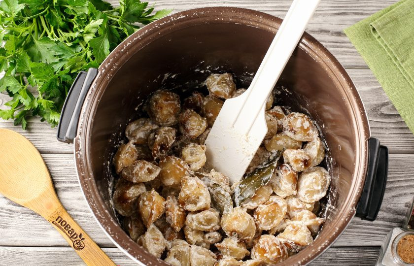 1. Этап. Пельмени в сметане в мультиварке: Пельмени в сметане в мультиварке готовы. Перемешайте и подавайте к столу.