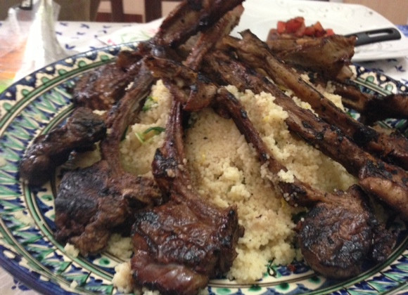 1. Этап. Бараньи ребрышки на сковороде: 4. Когда гарнир готов, (в данном случае - кус-кус), выкладываем его горкой и подаем с ребрышками. Приятного аппетита!