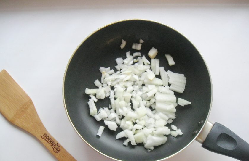 1. Этап. Борщ с языком: Репчатый лук мелко нарежьте и выложите в сковороду.