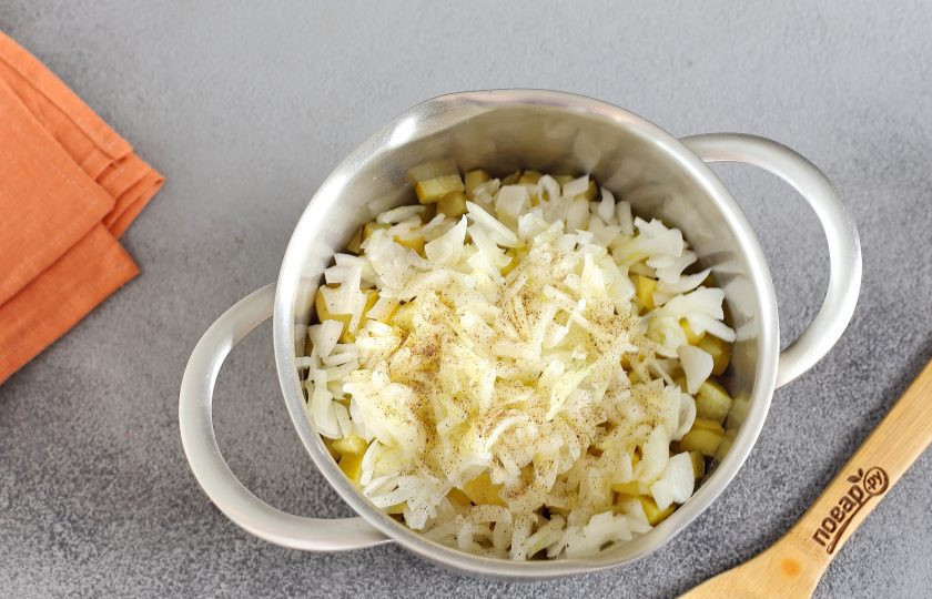 1. Этап. Салат Погребок: Лук нарежьте полукольцами. Чтобы лук не горчил, его можно предварительно обдать кипятком или замариновать с добавлением соли, сахара и уксуса.