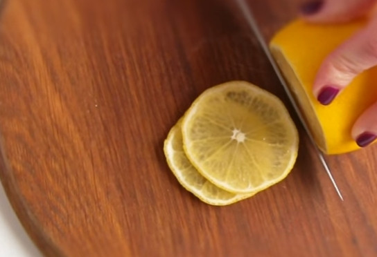 1. Этап. Лимон под шоколадом: 1. Лимон нарежьте кольцами, удалите косточки.