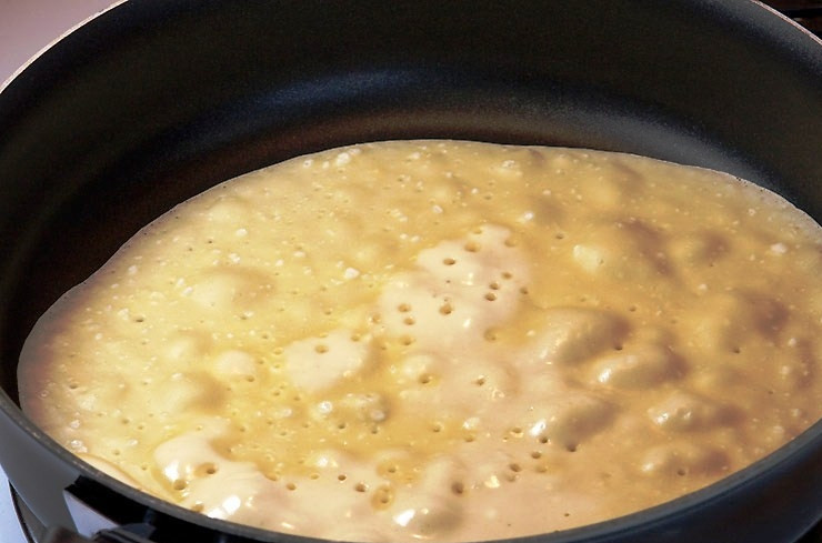 1. Этап. Блинчики на кислом молоке: Выпекаем блинчик примерно 1 минуту с одной стороны.