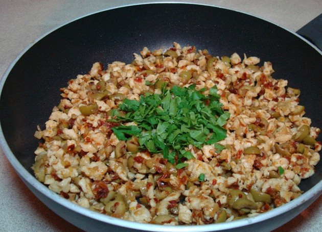 1. Этап. Пирожки с куриным фаршем: В конце добавляем петрушку, перемешиваем и снимаем с огня.