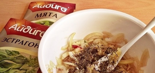 1. Этап. Маринад для кролика: 5. Возьмите сухие травы на выбор и добавьте их в маринад. Это может быть эстрагон и мята, базилик, розмарин, смесь прованских трав.