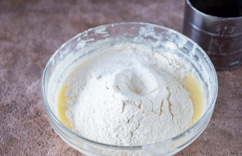 1. Этап. Творожные пончики в мультипекаре: Просейте всю муку, добавьте разрыхлитель.