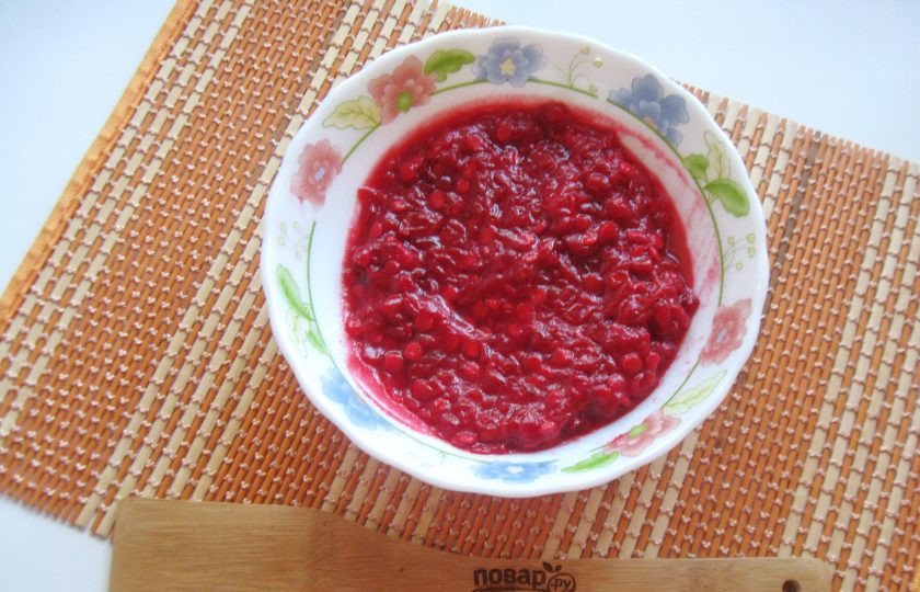 1. Этап. Калина на зиму: Разомните ягоды до выделения сока.