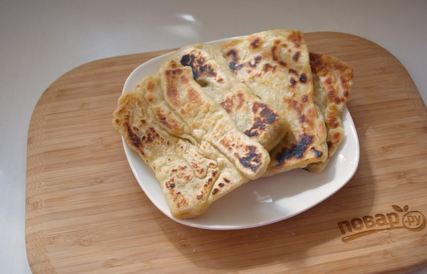 1. Этап. Роти Канай: Готовые лепешки выложите на тарелку. Подайте к столу. В идеале такие лепешки подаются с соусом 