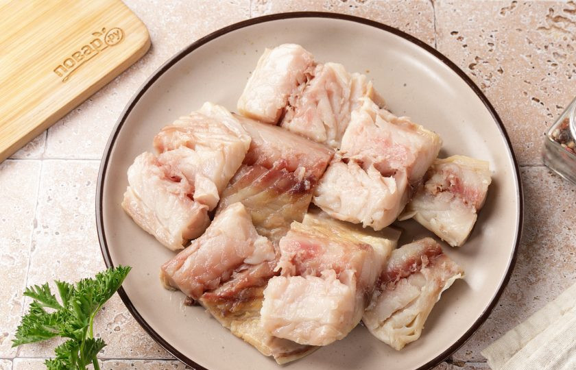 1. Этап. Паштет из копчёной скумбрии: Разделайте рыбу на филе и нарежьте кусочками. Филе тщательно просмотрите, чтобы не было мелких косточек.