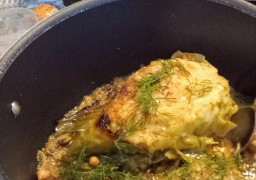 1. Этап. Капуста савойская с нутом и пармезаном: В казан налейте бульон, добавьте нут и верните капусту. Откорректируйте на соль/перец. Доведите до кипения и затем на медленном огне под крышкой томите 40 минут до готовности капусты. По окончании посыпьте капусту укропом.