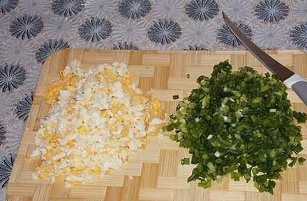 1. Этап. Пирожки с луком и яйцом на дрожжевом тесте: 4. Яйца отварите вкрутую, остудите и очистите. Вместе с луком измельчите.