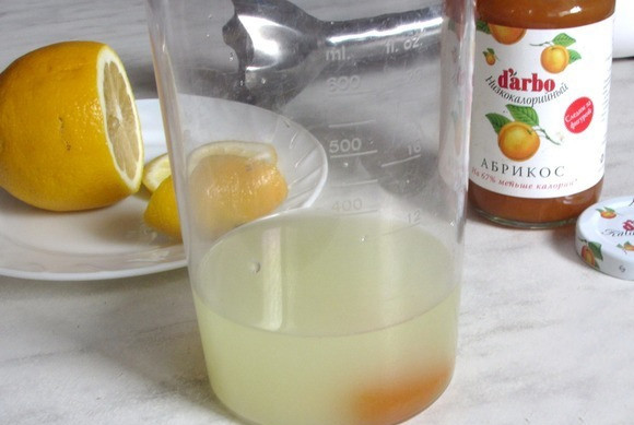 1. Этап. Напиток из сыворотки: Наливаем сыворотку в стакан блендера. Добавляем немного конфитюра (ориентируемся на свой вкус), выдавливаем лимонный сок.